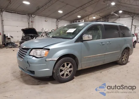 2010 Chrysler Town & Country Touring Plus z USA, uszkodzony, nr VIN 2A4RR8D10AR398066